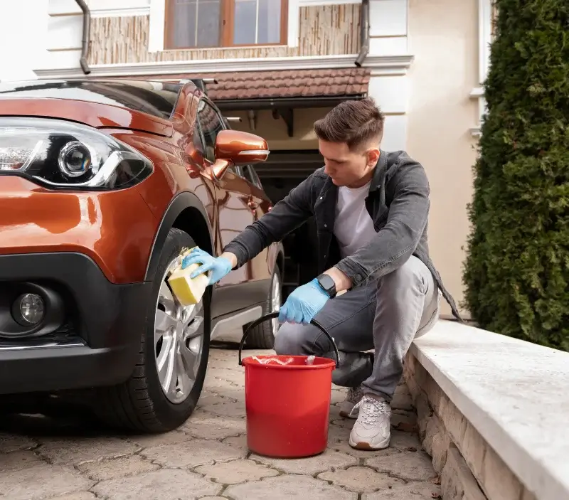 Lavage auto à domicile Waziers : professionnel intervenant sur un véhicule